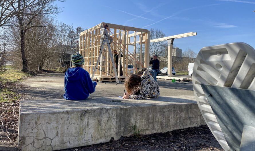 Was bauen die Zimmerleute denn neben unserem Schulgebäude?