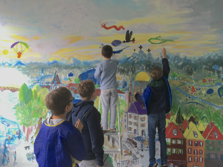 Maltag Kinder malen ein Wandbild
